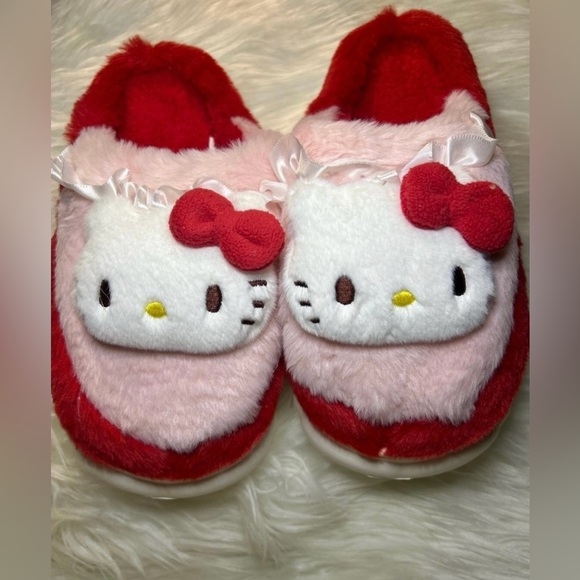 New Hello Kitty Fuzzy Slippers Size Big Kid 3.5 - Picture 4 of 5